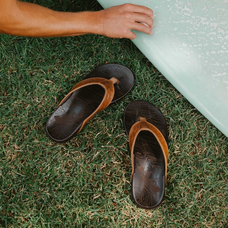OluKai Hikianalia Flip Flop - Men's Tan / Dark Java